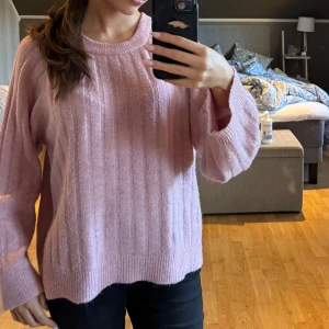 Stickad tröja  - Rosa stickad tröja, använd fåtal gånger. Skriv vid frågor❤️