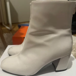 Vita boots med klack - Snygga vita boots med rund tå och klack. De har en dragkedja baktill för enkel på- och avtagning. Köpt på Zalando från Anna field 
