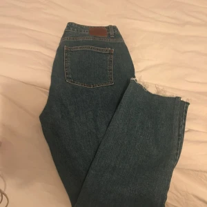 Blå jeans med fransar - Snygga blå jeans med fransar vid bensluten. Perfekta för en avslappnad stil. Klassisk femficksdesign och en bekväm passform.