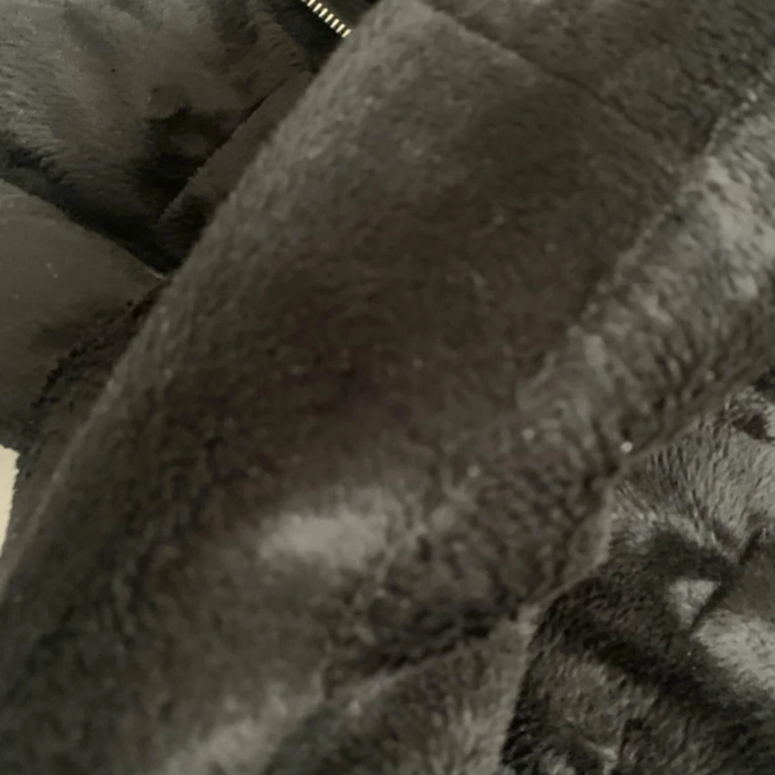 Svart pälsjacka med dragkedja - 4