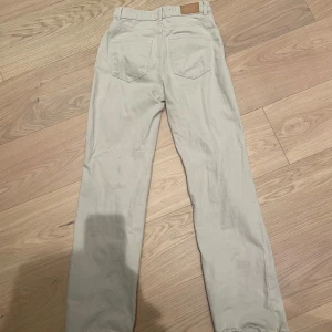Beiga jeans  - Beiga jeans från stradivarius, super bra skick använda fåtal gånger  Lite högre i midjan