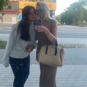 ZARA ribbad klänning - Säljer min super snygga off shoulder klänning från ZARA💌(färgen är brunrostad)