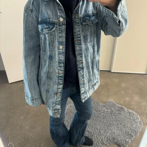 Blå jeansjacka - Säljer en klassisk jeansjacka som passar dig som har M/S. Den är bara använd en gång!