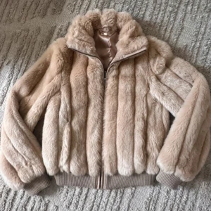 Beige pälsjacka Bikbok - Pälsjacka från Bikbok 
