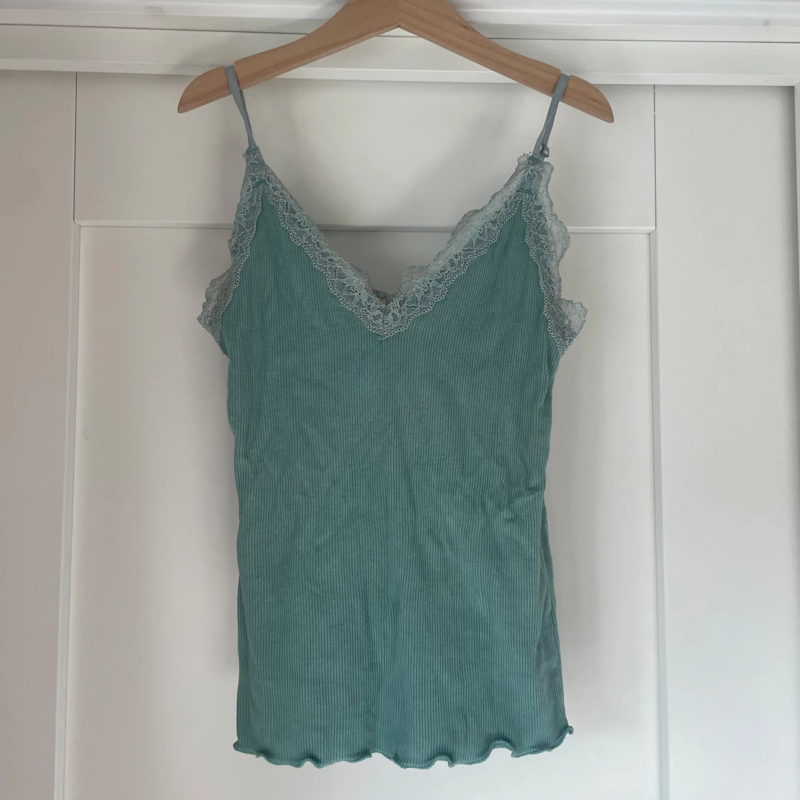 Grön jättefin ribbad linnetopp från Amisu 💓