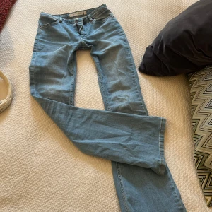 Lågmidjade jeans subdued  - Ljusblå lågmidjade jeans från subdued i strl 32!💓
