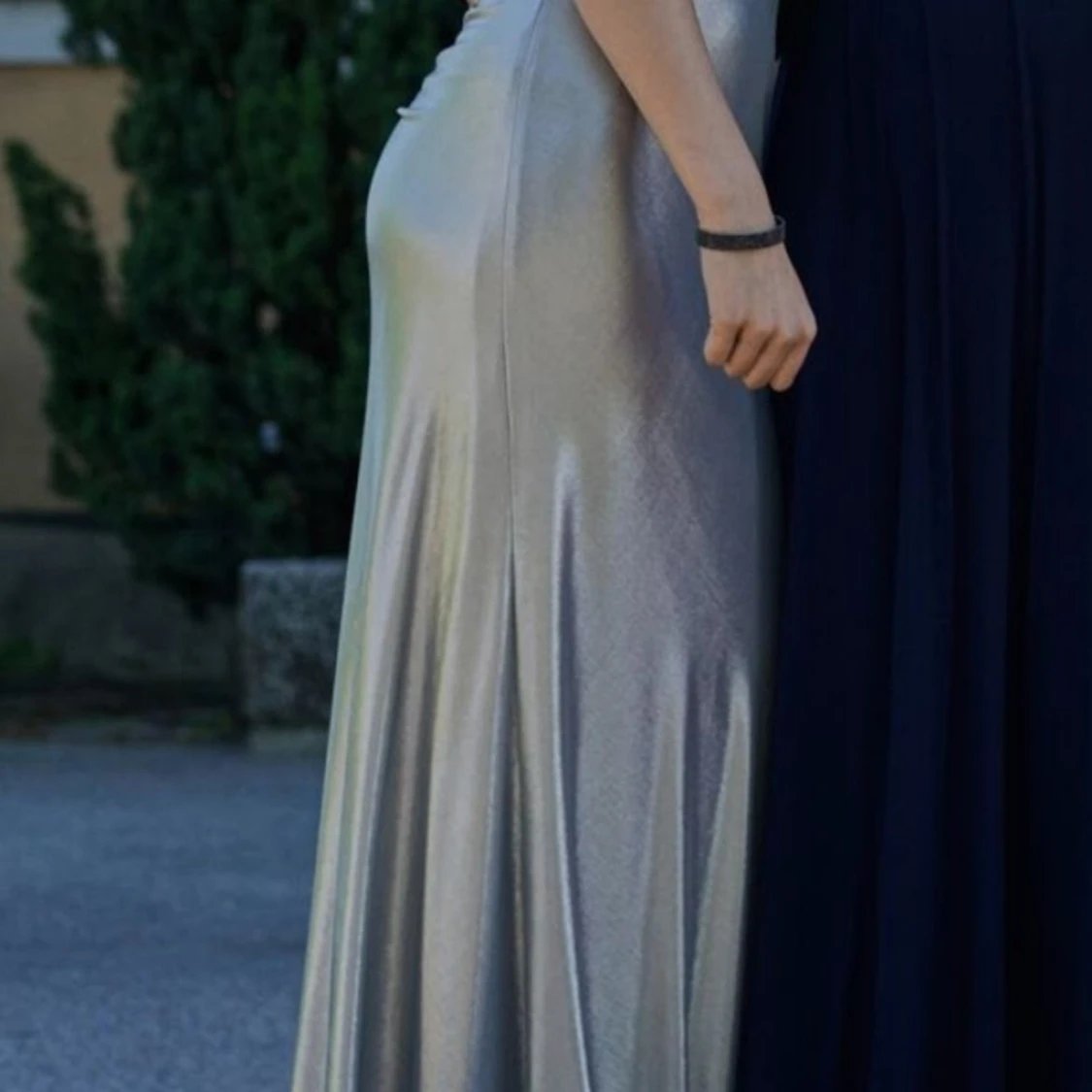 Silverfärgad långklänning med öppen rygg - 3