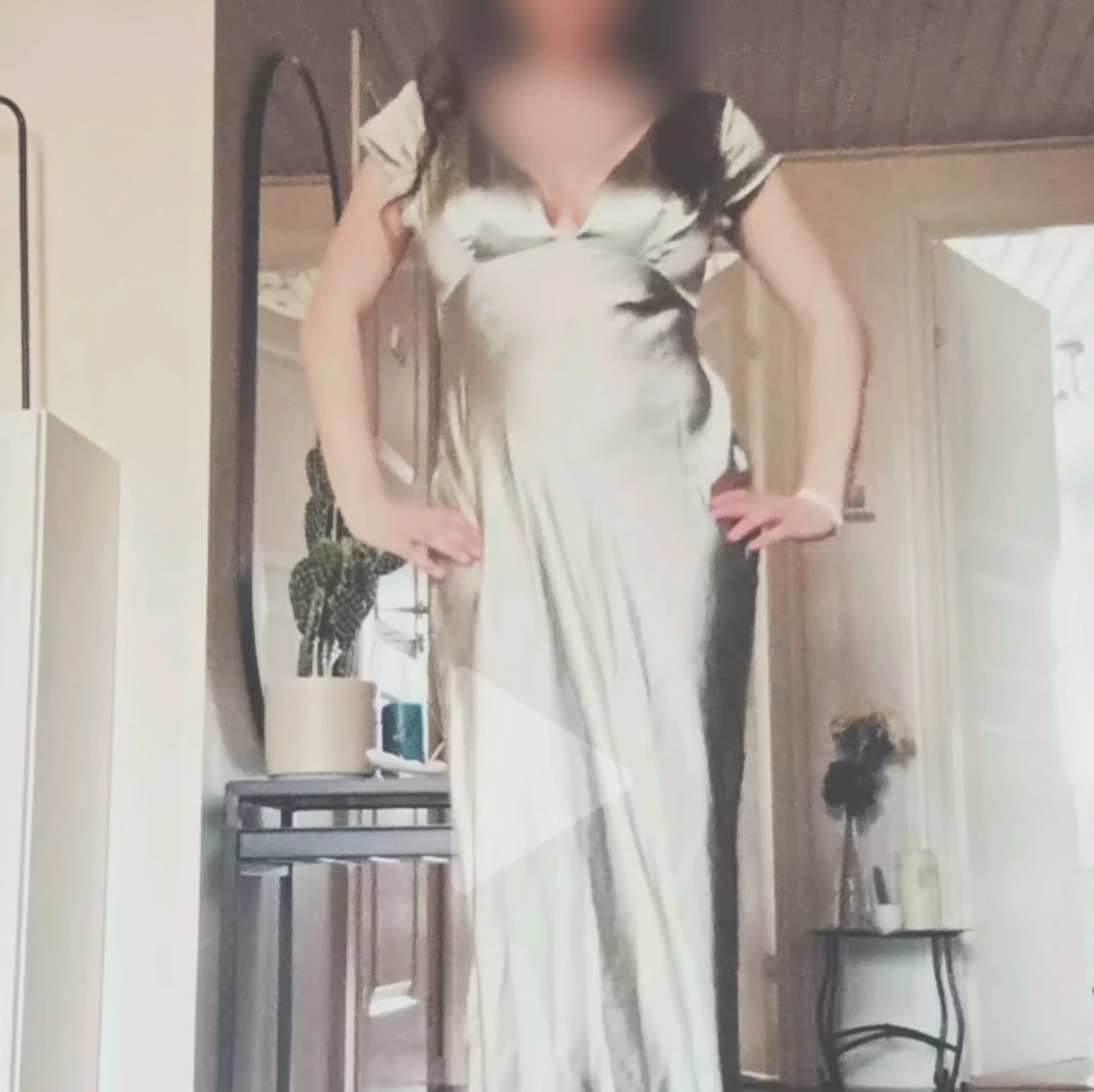 Ljusgrön långklänning med öppen rygg - 2