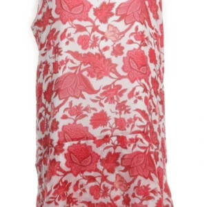 Blommig klänning från Pedro del Hierro i siden blandning  - Säljer en vacker blommig klänning från Pedro del Hierro. Klänningen har ett rött blommönster på en vit bakgrund och är ärmlös med en luftig passform. Perfekt för varma dagar!