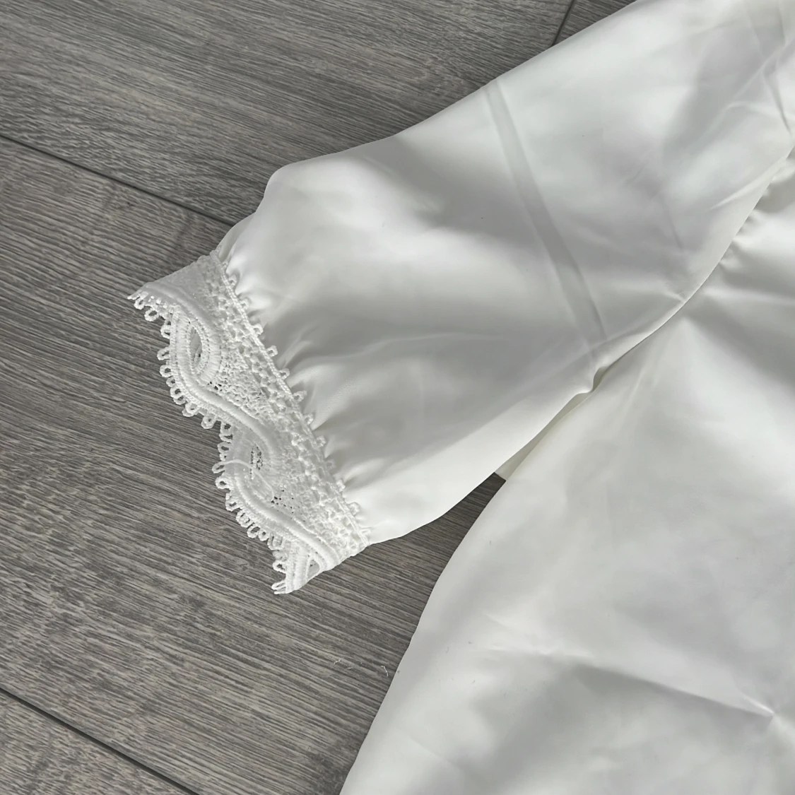 Vit blus med spetsdetaljer - 2