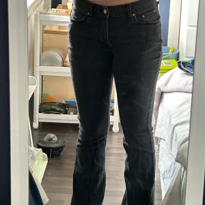 Svarta flare jeans - Snygga svarta jeans med låg midja och bootcut-stil. Perfekta för en stilren look. Klassisk femficksdesign med knapp och dragkedja framtill. Gina tricos Perfect Jeans stl 38 Mått: Innerbenslängd 79cm, midja tvärs över 36cm