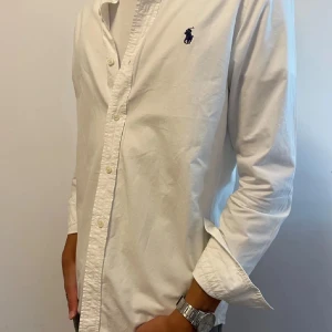 Vit skjorta från Ralph Lauren - Vit Ralph lauren skjorta som passar perfekt till sommaren. Skjortan har inga defekter och är använd varsamt, ORG pris 1595, mitt pris 599. Priset kan diskuteras vid snabba affärer.