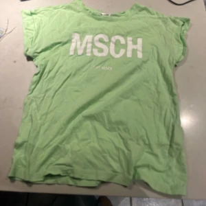 Grön t-shirt från MSCH - Fräsch grön t-shirt från MSCH med vit text på framsidan. 