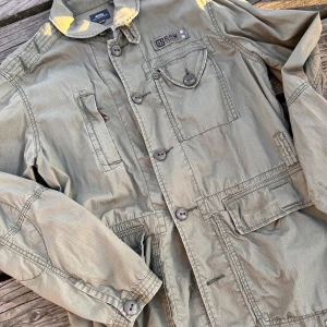 Vintage-jacka från G-Star (rare)! - Multi-pocket green vintage unisex armyjacket i denim från G-Star Raw med knappar fram i storlek XL (dam) S-M (herr). Kanon skick och hel och ren.