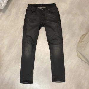 Svarta jeans från Nudie Jeans - Snygga svarta jeans från Nudie Jeans. Hör av dig om du har några frågor😀