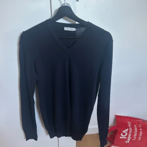 SVART MERINO TRÖJA FRÅN J LINDBERG - Säljer en svart tröja från J.Lindeberg. Väldigt bra skick. Storlek S och passar perfekt för sommaren/ våren. Skriv om ni har fler frågor😃kolla profilen, säljer massa kläder från garderoben👌
