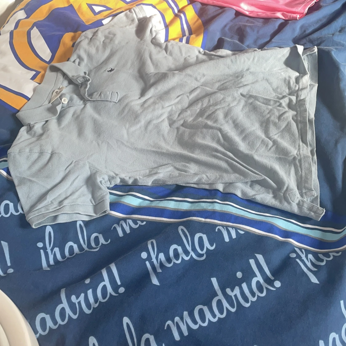 Ljusblå pikétröja med broderad logga - 2