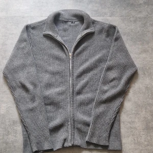 Grå stickad kofta - Säljer en  grå stickad kofta. Den är helt ny inga skador på plagget använt engång bara. Storlek M men passar S 
