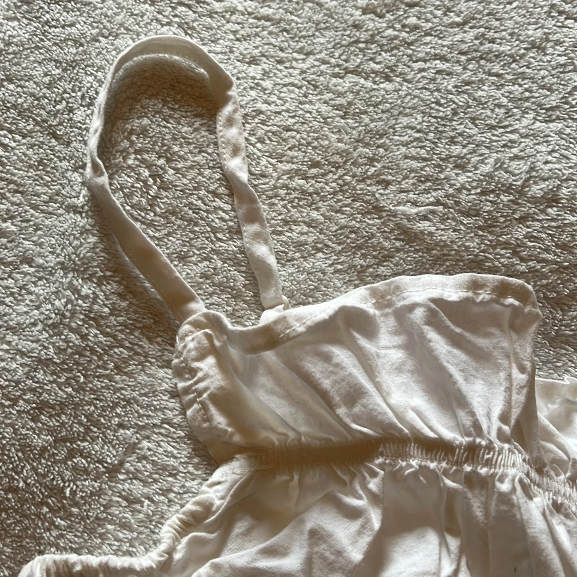 Vit volang linnetopp med smala axelband - 1