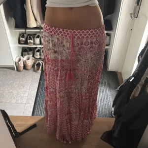 Långkjol  - Rosa llångkok från Zara med flera olika fina mönster slutsålt 