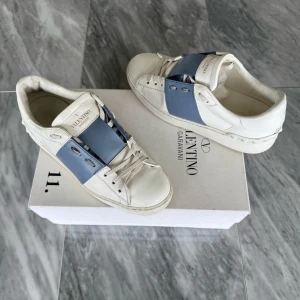 Valentino Open skor  - Valentino Open - Skick: Jättefint skick  - Storlek 36 - Tillbehör: Valentino kort - Nypris: 6000kr - TrendWardrobe