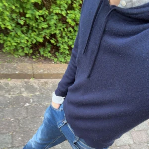 Kashmir hoodie - En nice mörkblå Kashmir hoodie från sayless. Nypris 1000kr Skriv för frågor.