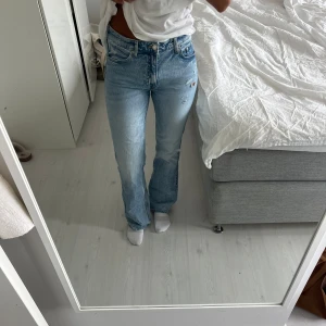 Jeans  - Mid waist jeans med lite hål framtill. Storlek 36 men känns mer som 34