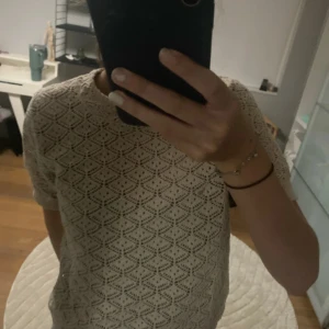 beige blus - den är väldigt ny, jag har inte använt den ofta!