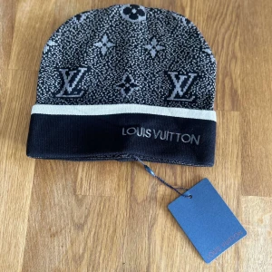 Louis Vuitton mössa - Svart grå Louis Vuitton mössa, helt ny prislapp kvar aldrig använt!