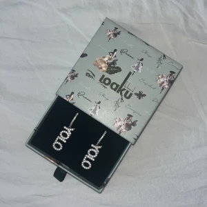  YOLO örhängen från Ioaku silver  - Använda ett fåtal gånger därav som nytt skick❣️Kostar nya 599 kr!