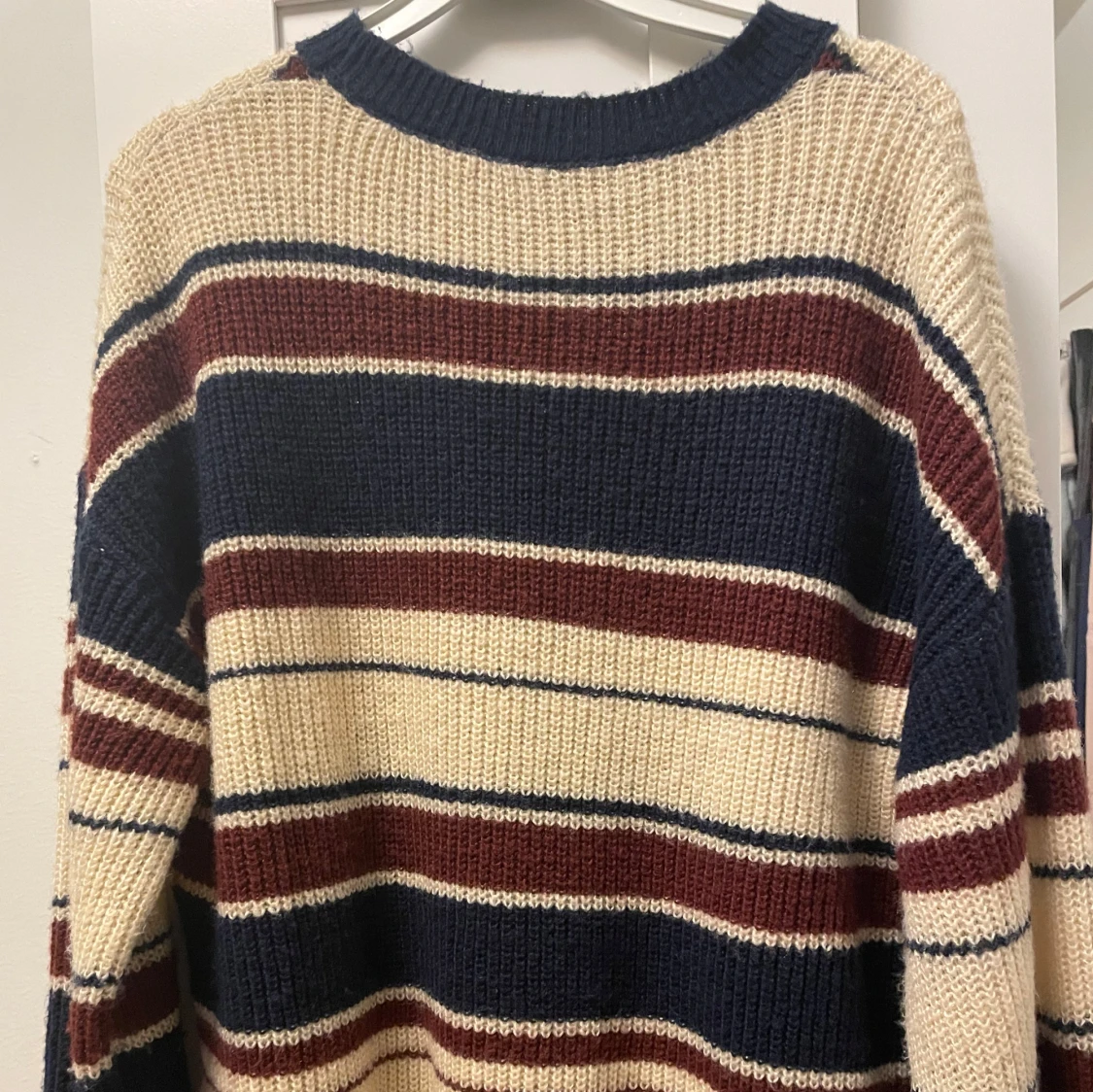 Randig stickad tröja i marinblått och vinrött - 1
