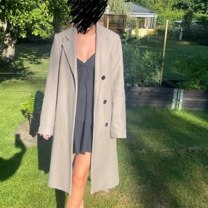 Filippa K Kappa - Säljer min super fina långkappa från Filippa K i färgen taupe. Perfekt nu till hösten/vintern! 😍 Kappan är i mycket bra skick, pris kan diskuteras. 💕 Är i storlek 36 men passar mig som i vanliga fall bär 32/XS. 