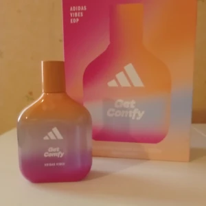 Adidas Vibes Get Comfy EdP 100 ml - Adidas Get Comfy parfym är en fräsch och söt parfym med doftnoter av mandarin och vanilj. Parfymen har sprutats ung. 4-5 ggr (se bild för kvarvarande mängd). 