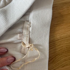 Vit ribbad långkjol Pernilla Wahlgren - Supersnygg vit långkjol från Pernilla Wahlgren i ribbad bomull. Kjolen har en elastisk midja och ett stilrent, enkelt uttryck med horisontella ribbade ränder. Perfekt för dig som gillar en clean och fräsch look.