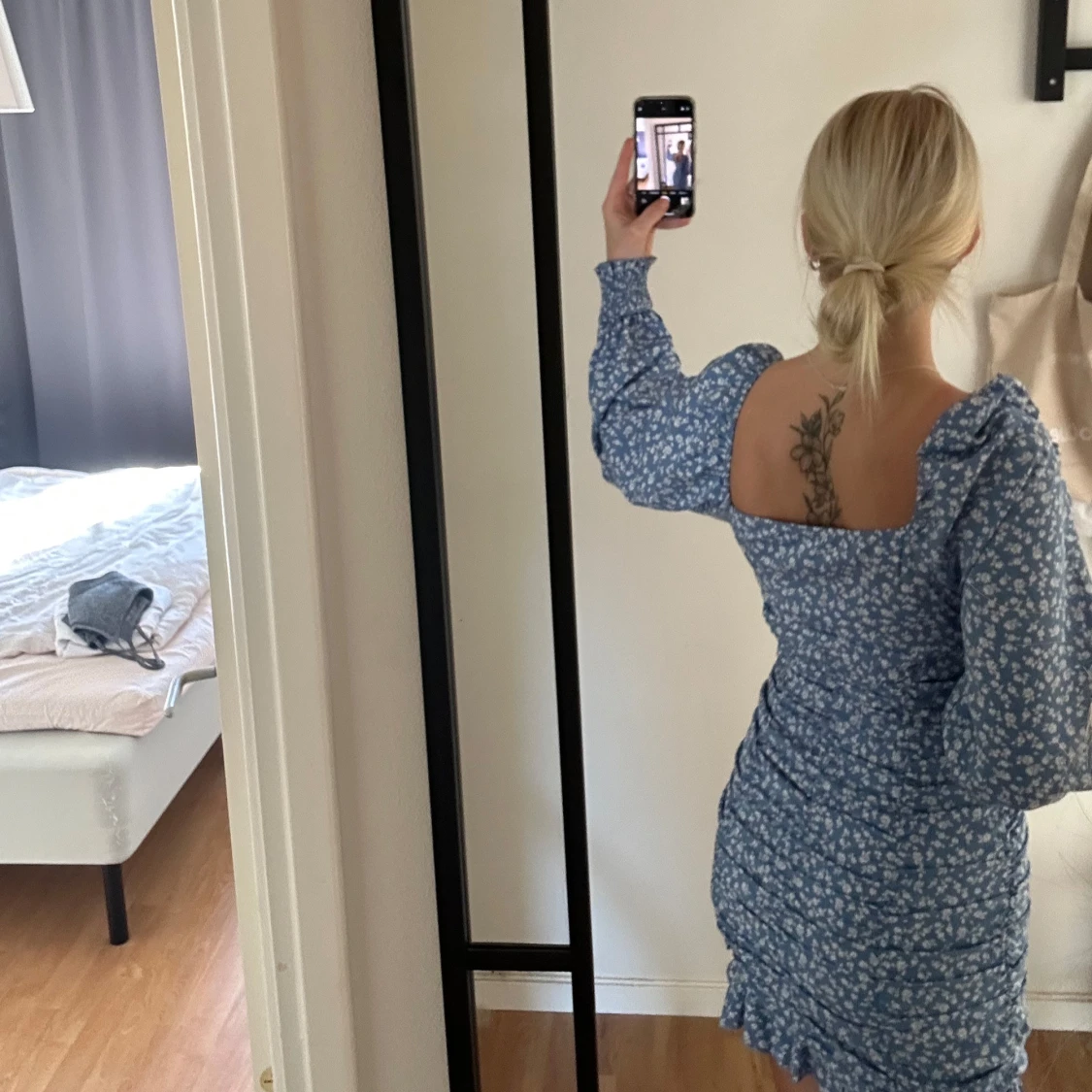 Blommig blå kortklänning med volang - 1