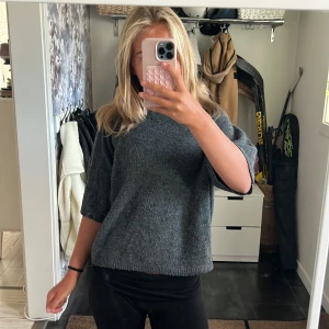 Mörkgrå stickad tröja från 157 - Säljer en mörkgrå stickad tröja från 157 i storlek XS. Tröjan har en loose passform och trekvartsärm, perfekt för dig som gillar en chill och enkel stil. Materialet är mjukt och skönt, och färgen är lätt att matcha med allt.