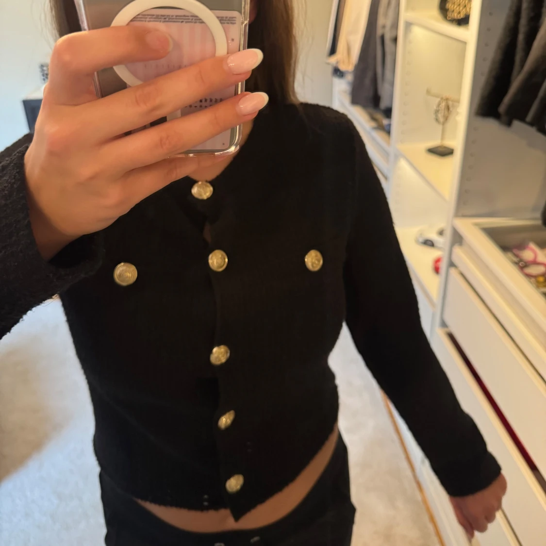 Svart croppad kofta med guldknappar - 1