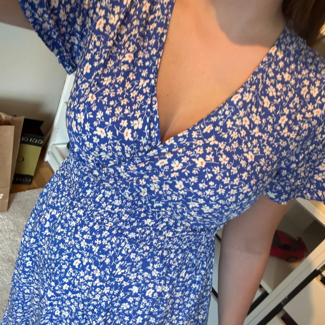 Blommig blå omlottklänning - 1