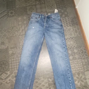  ljusblå raka jeans - Ett par ljusa raka jeans från zara. Inte använts någon gång sen jag köpte från vinted. Priset kan sänkas 