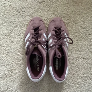 Helt nya adidas Gazelle - Helt nya skor som bara använts en gång. Är köpta från Nelly och kommer i original förpackningen. Fröer frågor privat 💕