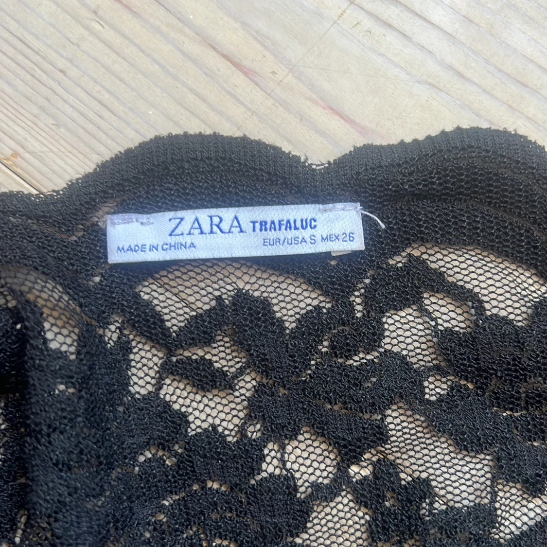 Svart spetsig croppad topp från Zara - 2