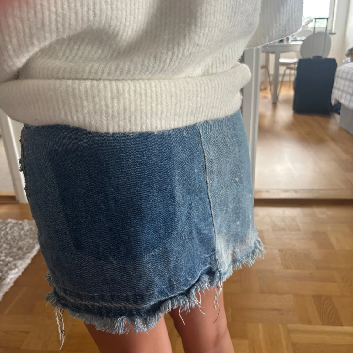 Blå jeanskjol med slitningar - 2