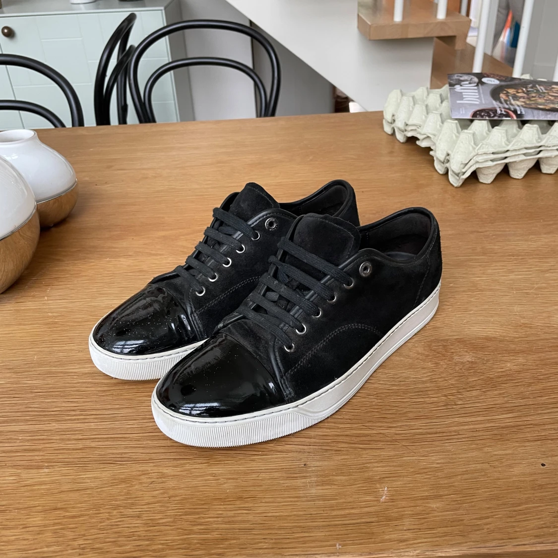 Svarta lanvins med glansig toe cap