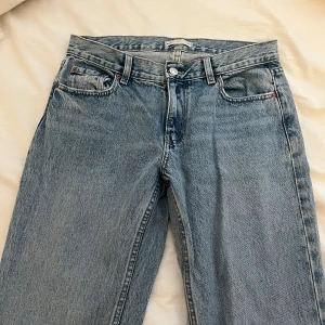 Fina low waist jeans  - Säljer mina jeans som jag verkligen älskade men tyvärr har blivit för små nu, man ser ingen tecken på användningen så den är i bra skick. Skulle säga att den är med bootcut och straight jeans.