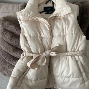 Beige väst från Bik Bok - Super fin lite tjockare väst, den är använd så kan finnas vissa märken/fläckar, inget man ser som man tänker på iallafall. Tvättar man den blir den nog som ny!