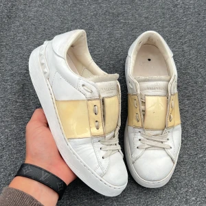 Valentino open - Valentino opens | garanterad äktehet! | size : 36! | skick 6,5+/10! | skorna är repainted !  tveka inte på att höra av dig! Köp gärna med instabox eller PostNord! 