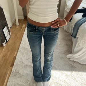 Snygga ltb jeans valerie - Säljer dessa skitsnygga ltb valerie jeans!! Jättebra skick, endast lite slitna längst ner💕 storlek 26/32💕 säljer för att jag vill ha mer plats i garderoben