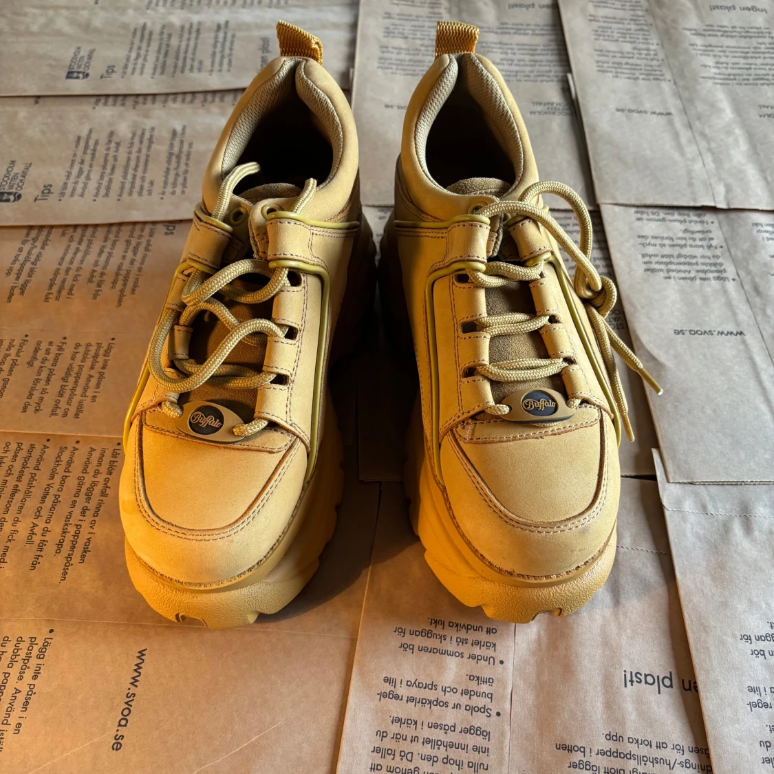 Buffalo London beige sneakers