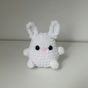 Virkad kanin  - Säljer en egengjord kanin 🐰                                                 Den är ca 10 cm hög och gjort av ett mjukt garn.     Man kan köpa den som den är eller som en nyckelring!                                                                         Kan även göra den i andra färger om man önskar det. 