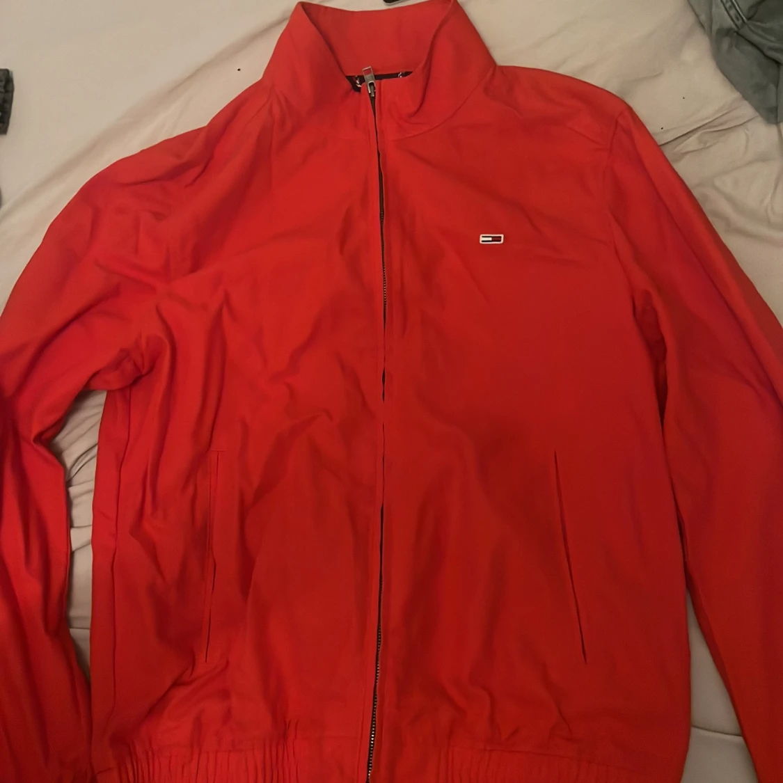 Röd vindjacka från Tommy Hilfiger